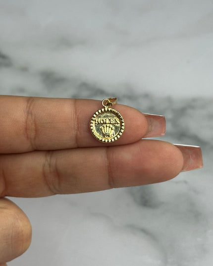 Dije corona con letra / 0,62 Gr / Oro amarillo 18k