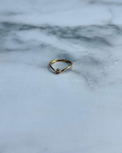 Anillo con forma de corazón con piedra blanca / 1,37 Gr / Talla 5/5 / Oro amarillo 18k