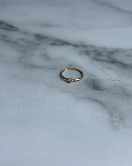Anillo con piedra blanca / 1,10 Gr / Talla 5/5 / Oro amarillo 18k
