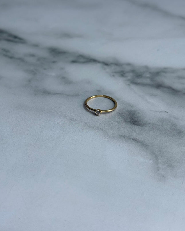 Anillo con piedra blanca / 1,10 Gr / Talla 5/5 / Oro amarillo 18k