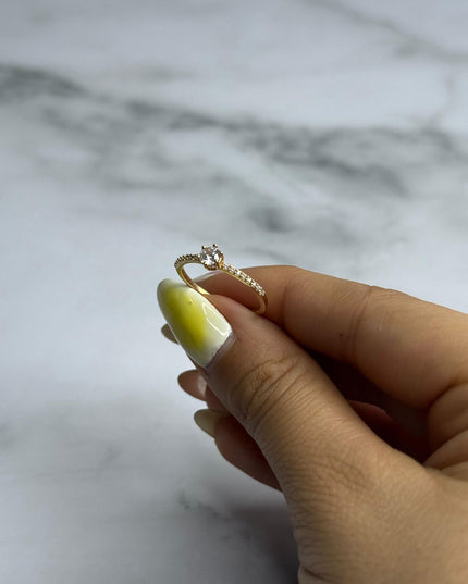 Anillo con circones blancos y piedra blanca / 1,40 Gr / Talla 7 / Oro amarillo 18k