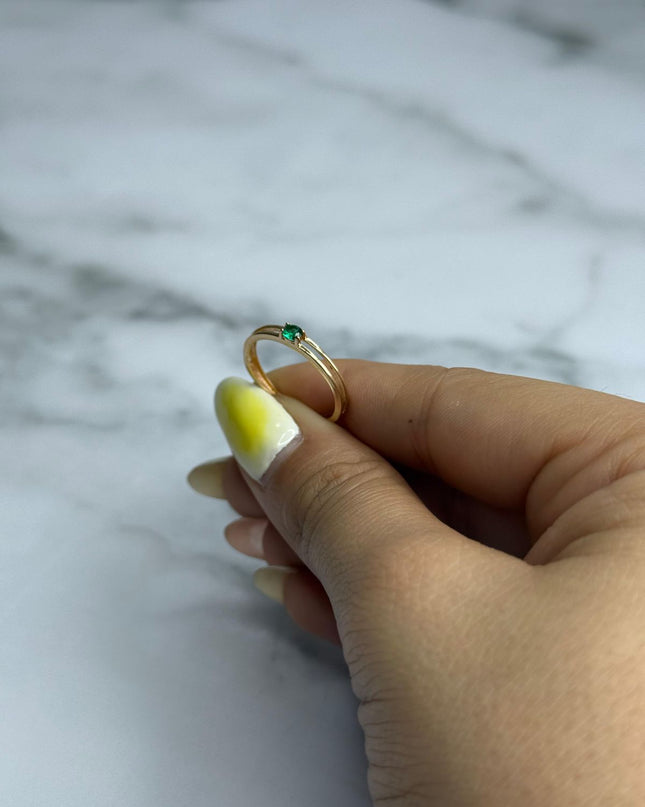 Anillo doble con piedra verde / 0,96 Gr / Talla 6 / Oro amarillo 18k