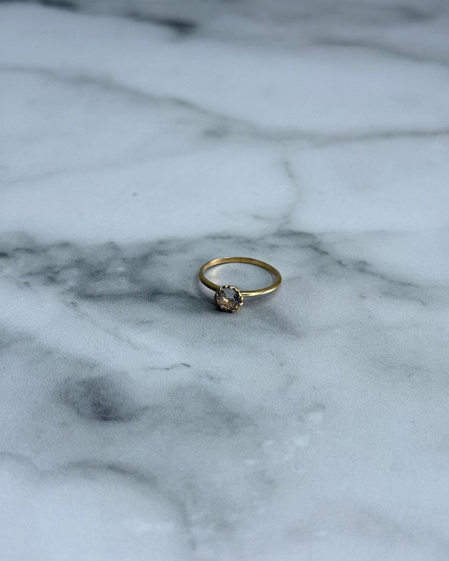Anillo con piedra blanca grande / 1,69 Gr / Talla 7/5 / Oro amarillo 18k