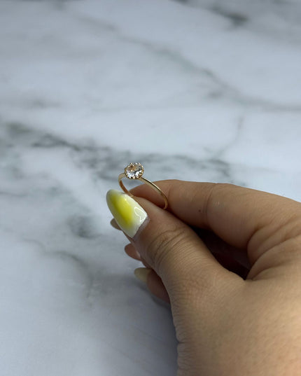 Anillo con piedra blanca grande / 1,69 Gr / Talla 7/5 / Oro amarillo 18k
