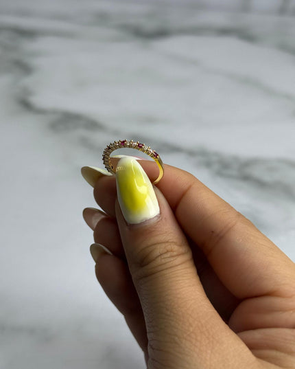 Anillo con circones vino tinto / 1,56 Gr / Talla 5/5 / Oro amarillo 18k