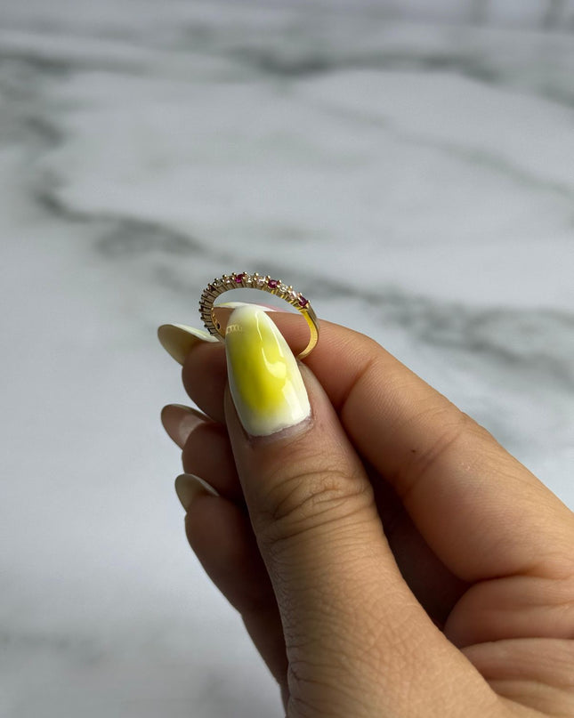 Anillo con circones vino tinto / 1,56 Gr / Talla 5/5 / Oro amarillo 18k