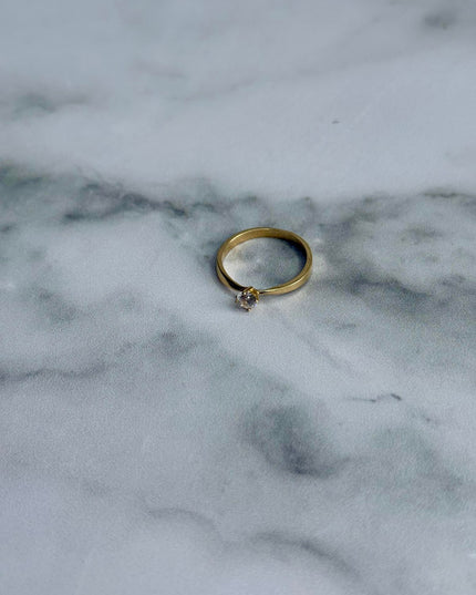Anillo con piedra blanca / 1,88 Gr / Talla 6 / Oro amarillo 18k