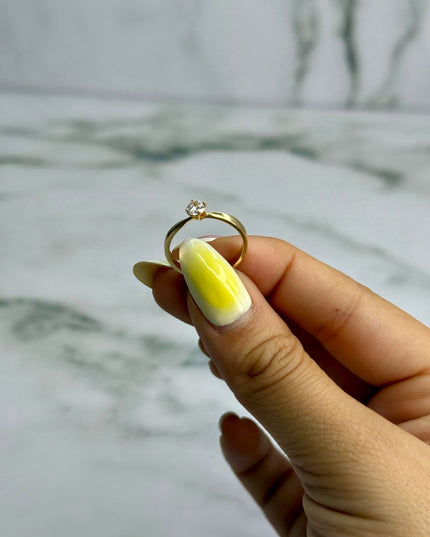 Anillo con piedra blanca / 1,88 Gr / Talla 6 / Oro amarillo 18k