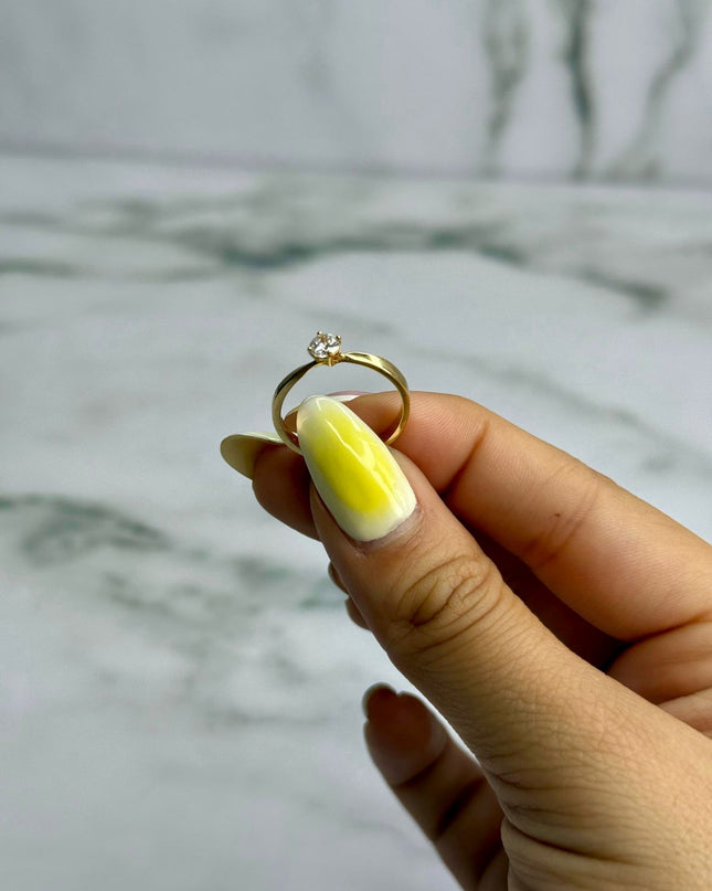 Anillo con piedra blanca / 1,88 Gr / Talla 6 / Oro amarillo 18k